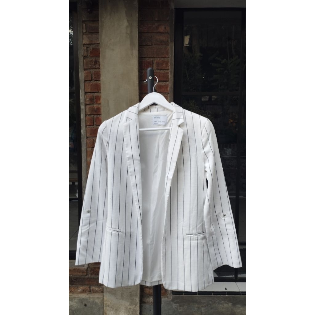 Preloved Jas Balzer putih garis Bershka
