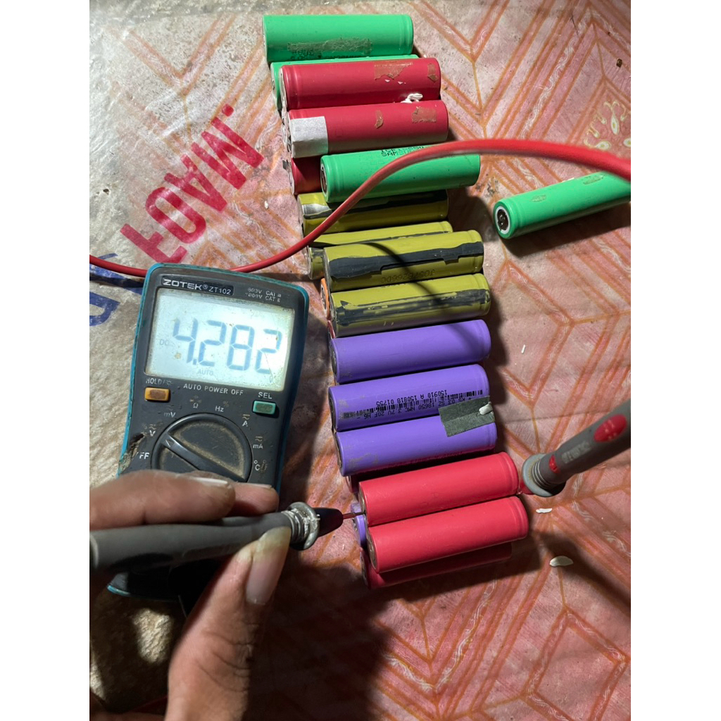 Baterai 18650 bekas laptop normal jaya tegangan tes di 4.2v ke atas
