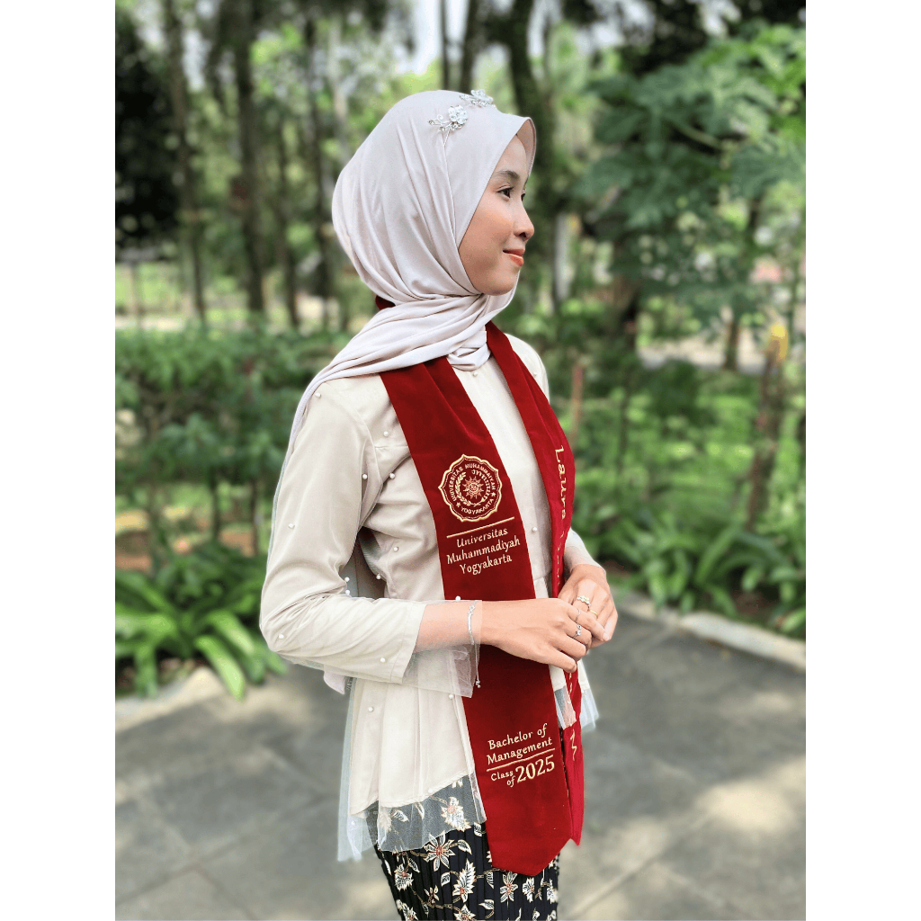 (NEW) Selempang Wisuda Beludru Premium | Bordir Komputer | Maroon/Pink/Hitam/Navy