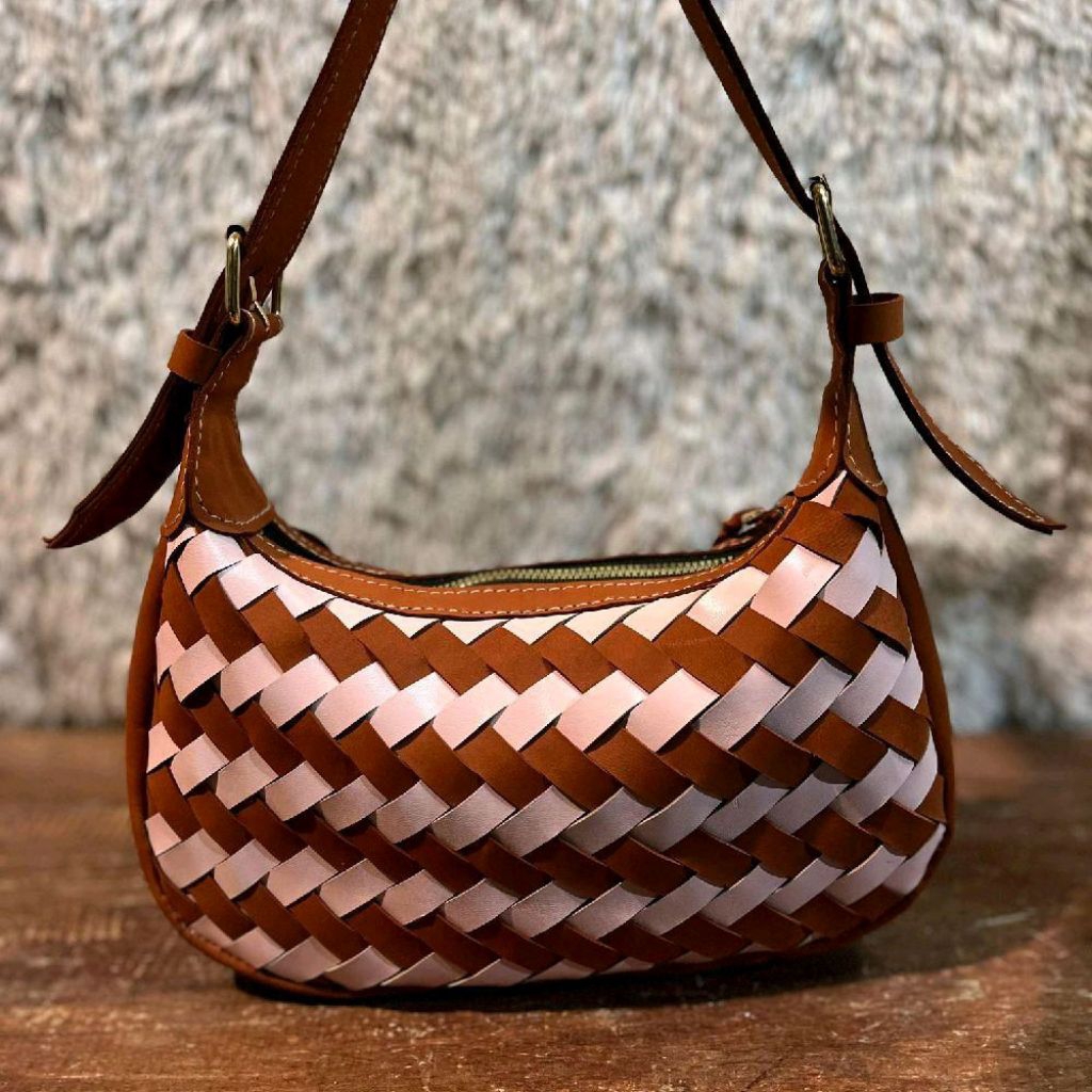Tas Selempang Wanita dari Kulit Sapi dengan Desain Anyaman Elegan