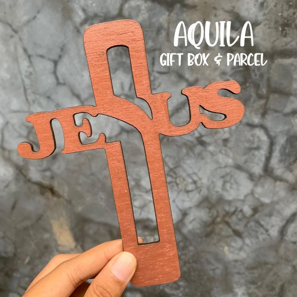 AQUILA Kayu ukir salib bertuliskan YESUS