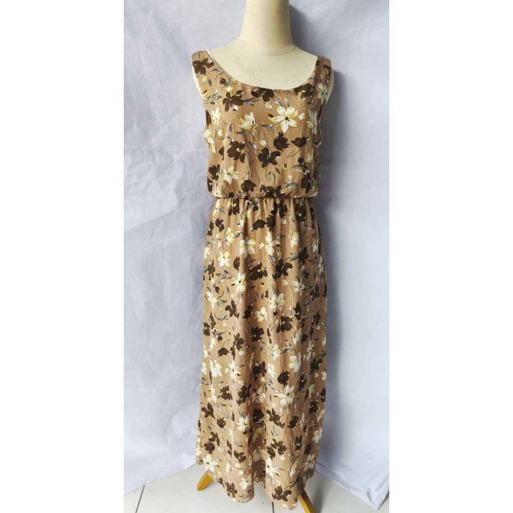 Preloved Dress Panjang Tanpa Lengan Motif Bunga Coklat Size M