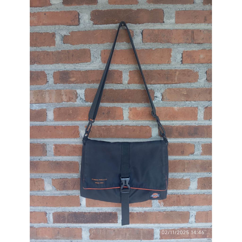 tas slempang dickies bolak balik
