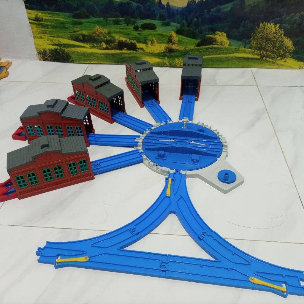 Takara Tomy Plarail - Thomas Engine Sheds and Large Turntable Set