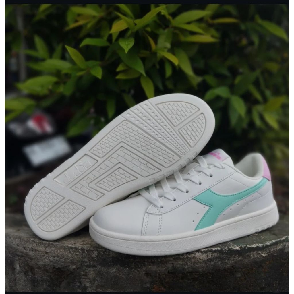 DIADORA SEPATU WANITA