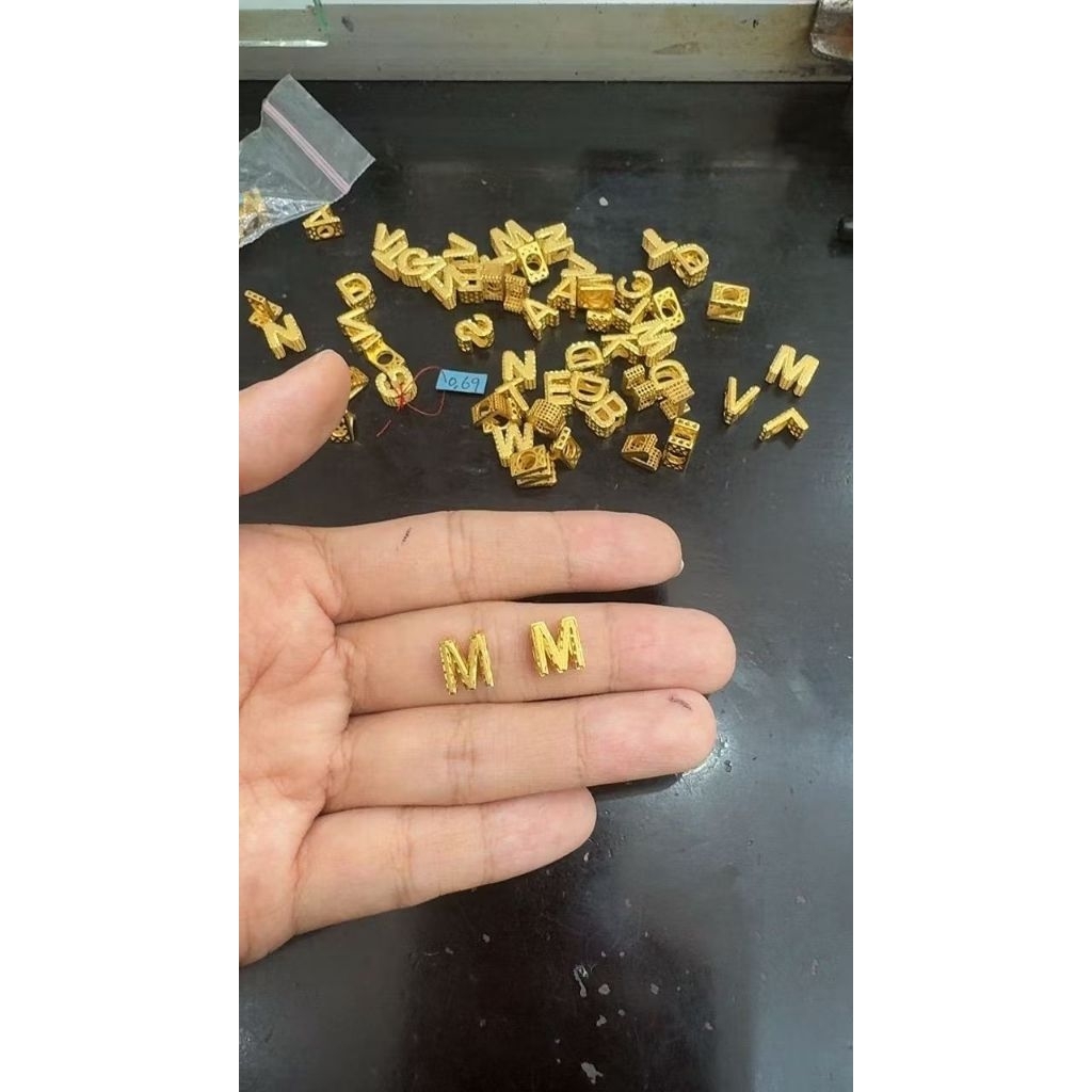 liontin huruf m balok bisa jadi liontin gelang dan kalung