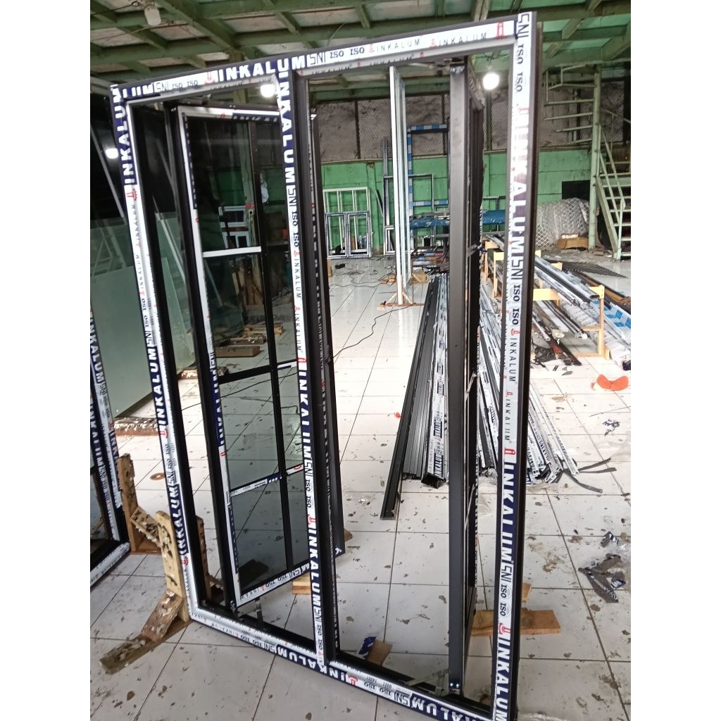 jendela aluminium cesmen swing 2 daun kaca 5mm kusen 3inc merek inkalum. L100 x150 + Lis ornamen kot