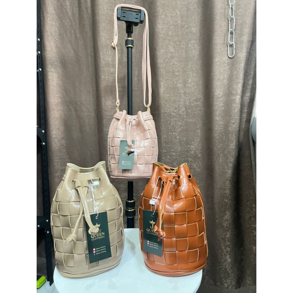 Tas slempang anyam kulit sintetis wanita