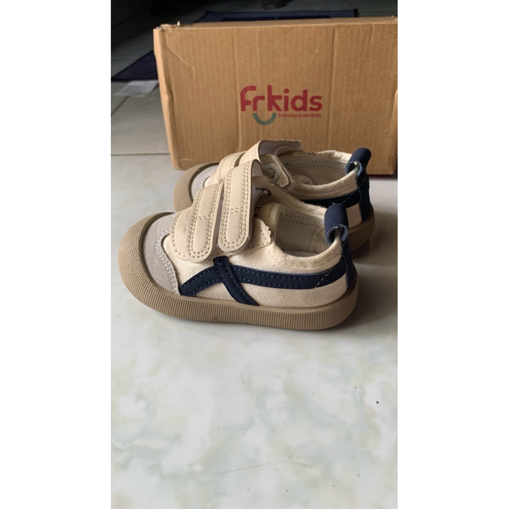 Fransisca Renaldy Sepatu Sneakers Anak