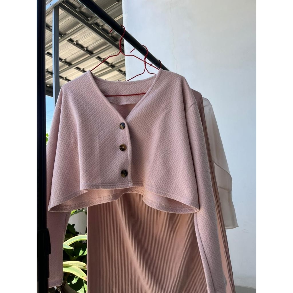 Satu Setel Atasan Crop dan Rok