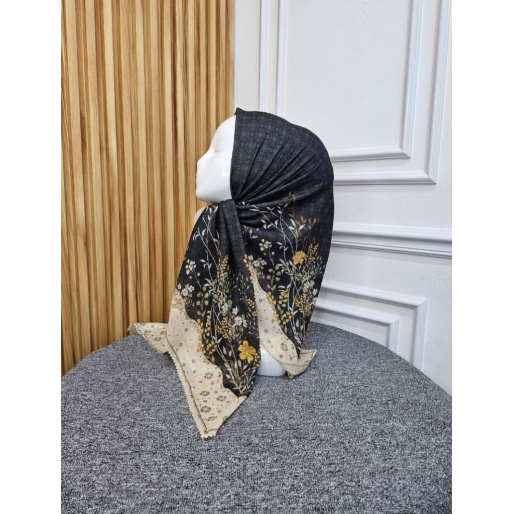 HIJAB SEGI EMPAT VOAL MOTIF BUNGA SORAYA HITAM