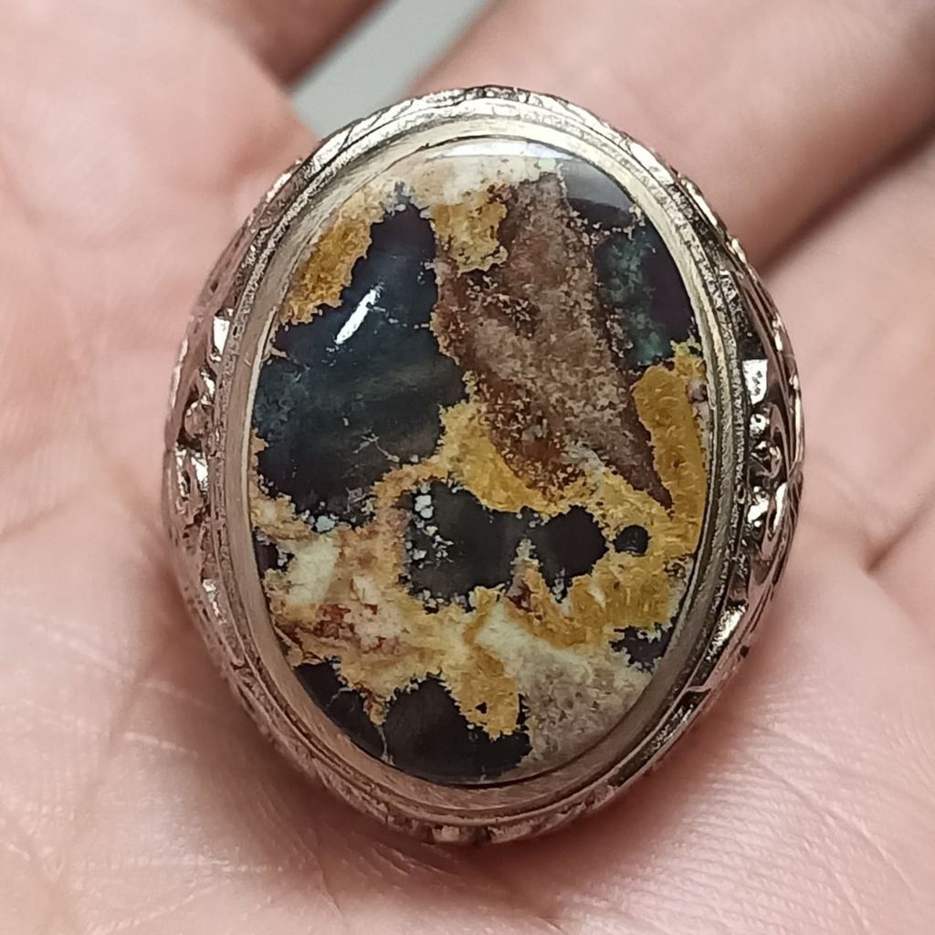 Pirus Persia hitam serat emas