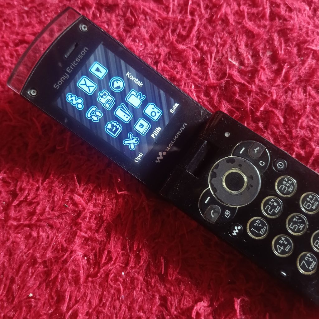 Sony Ericsson W980 flip aka Madonna black original kondisi baik