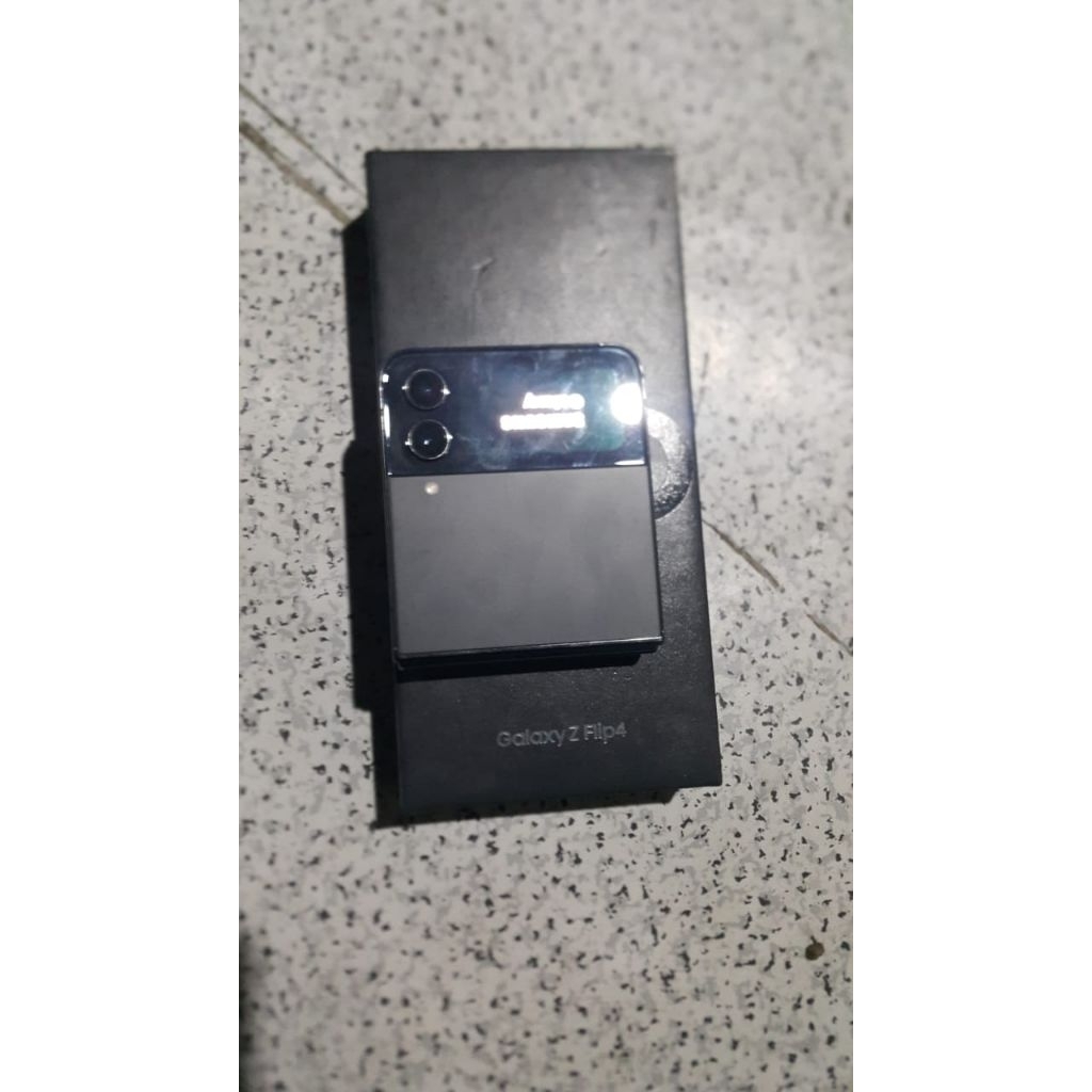 z flip 4 8/256 minus lcd