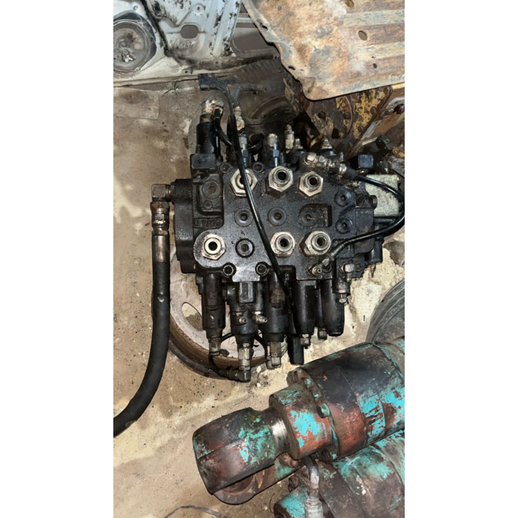 CONTROL VALVE KOBELCO SK 200-6