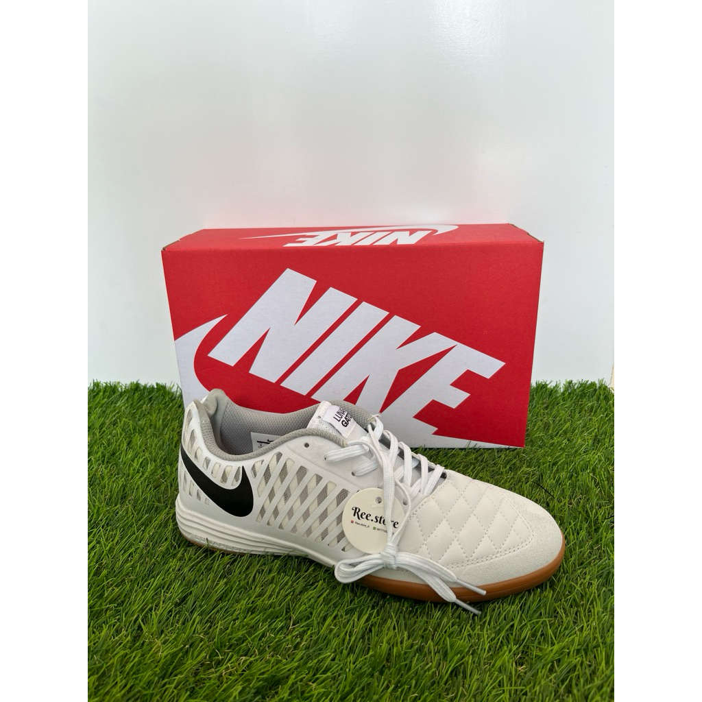 sepatu futsal Nike