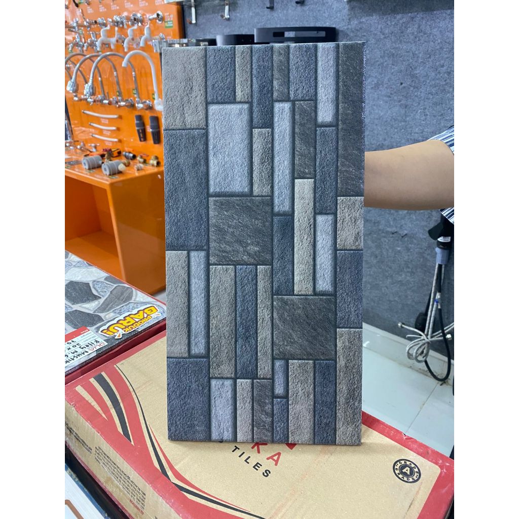 MUSTIKA REKTON MEDIUM GRISS BROWN /KERAMIK 20X40 /KERAMIK DINDING TERAS, TIANG, PAGAR /KASAR TIMBUL 