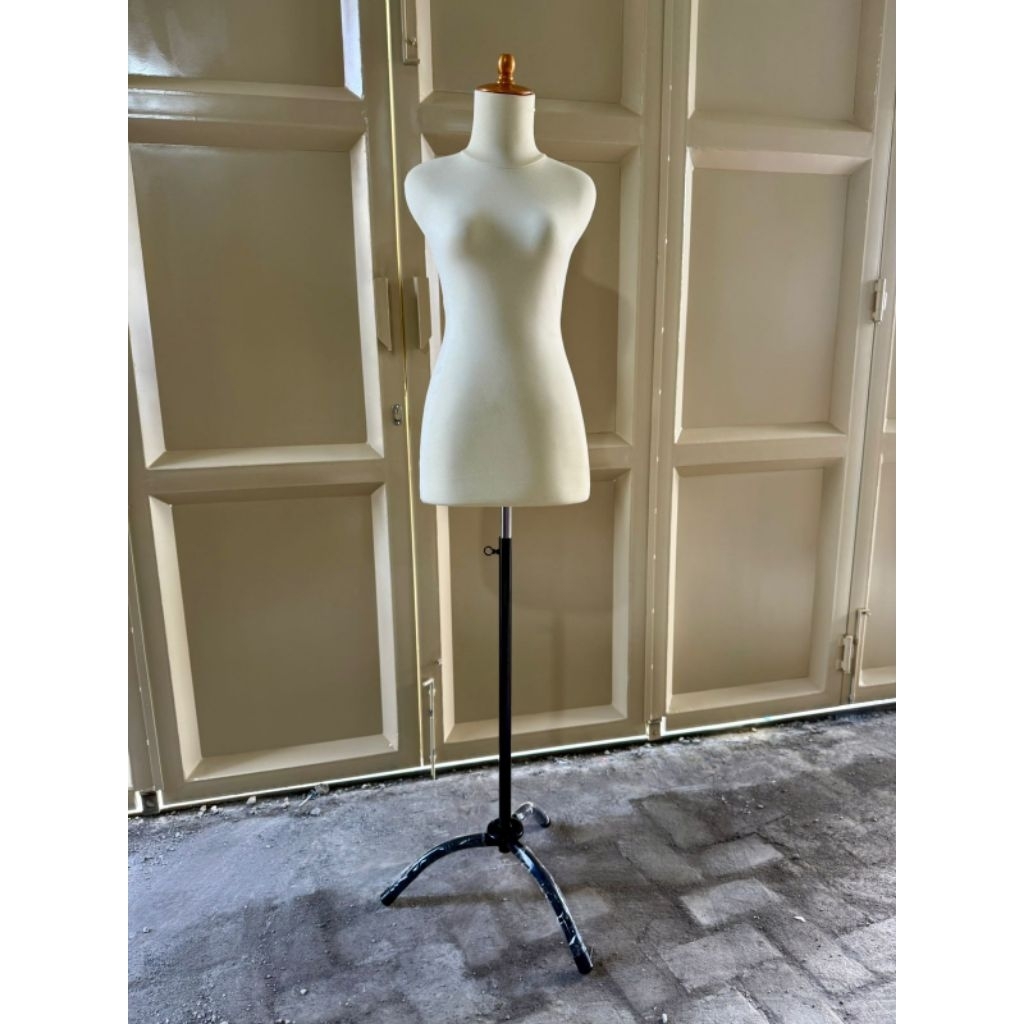 Patung manekin baju wanita dress lapis busa + tiang kaki hitam
