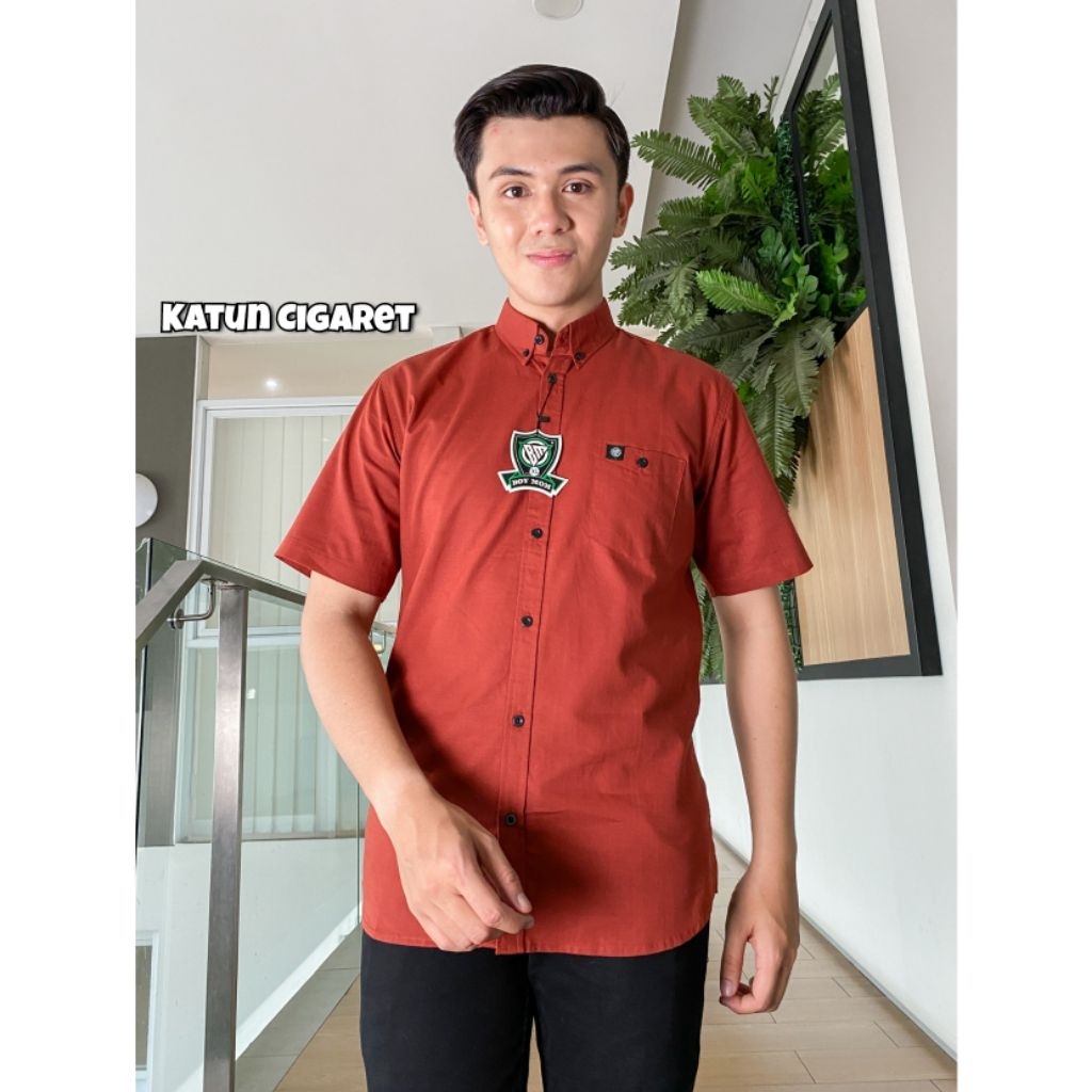 BOY MOM Teracota Cigaret Dewasa Kemeja Polos Dewasa Lengan Pendek Warna Teracota Bahan Katun Cigaret