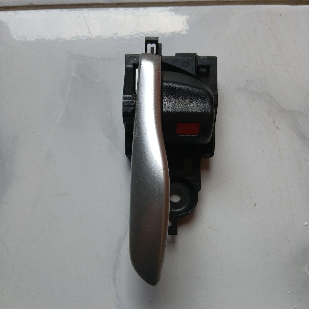 Handle pintu dalam Toyota Sienta