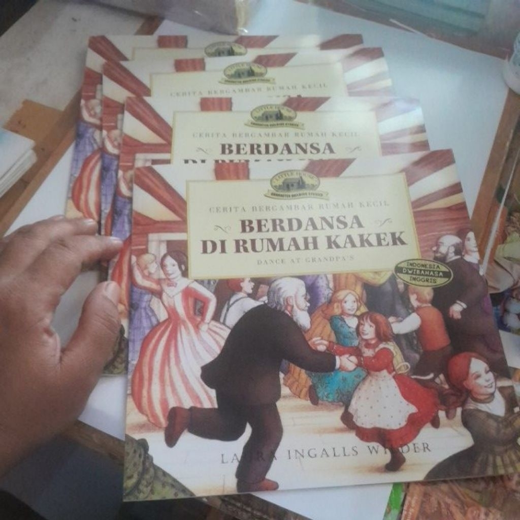 BUKU CERITA ANAK BERGAMBAR RUMAH KECIL/ BERDANSA DI RUMAH KAKEK BY LAURA INGALLS WILDER