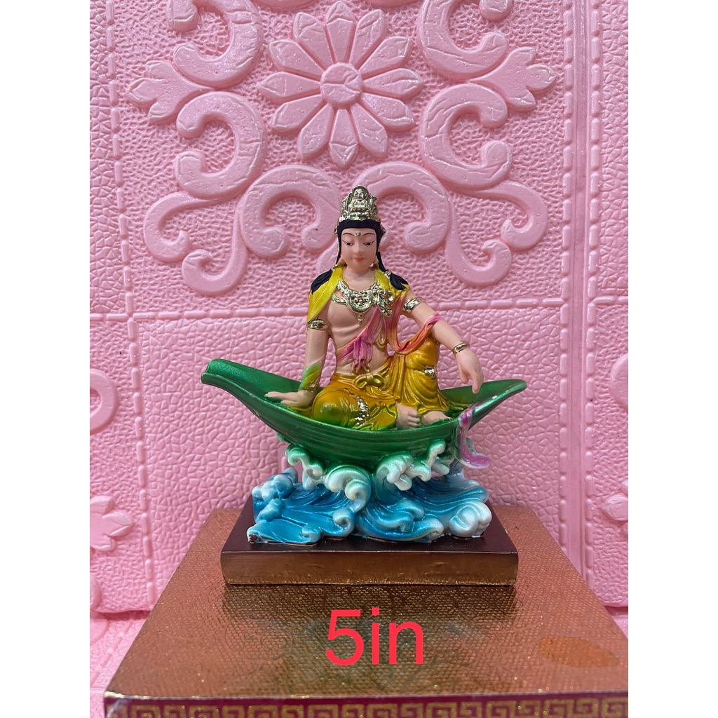 patung Dewi kwan im duduk diatas daun 4in fiber