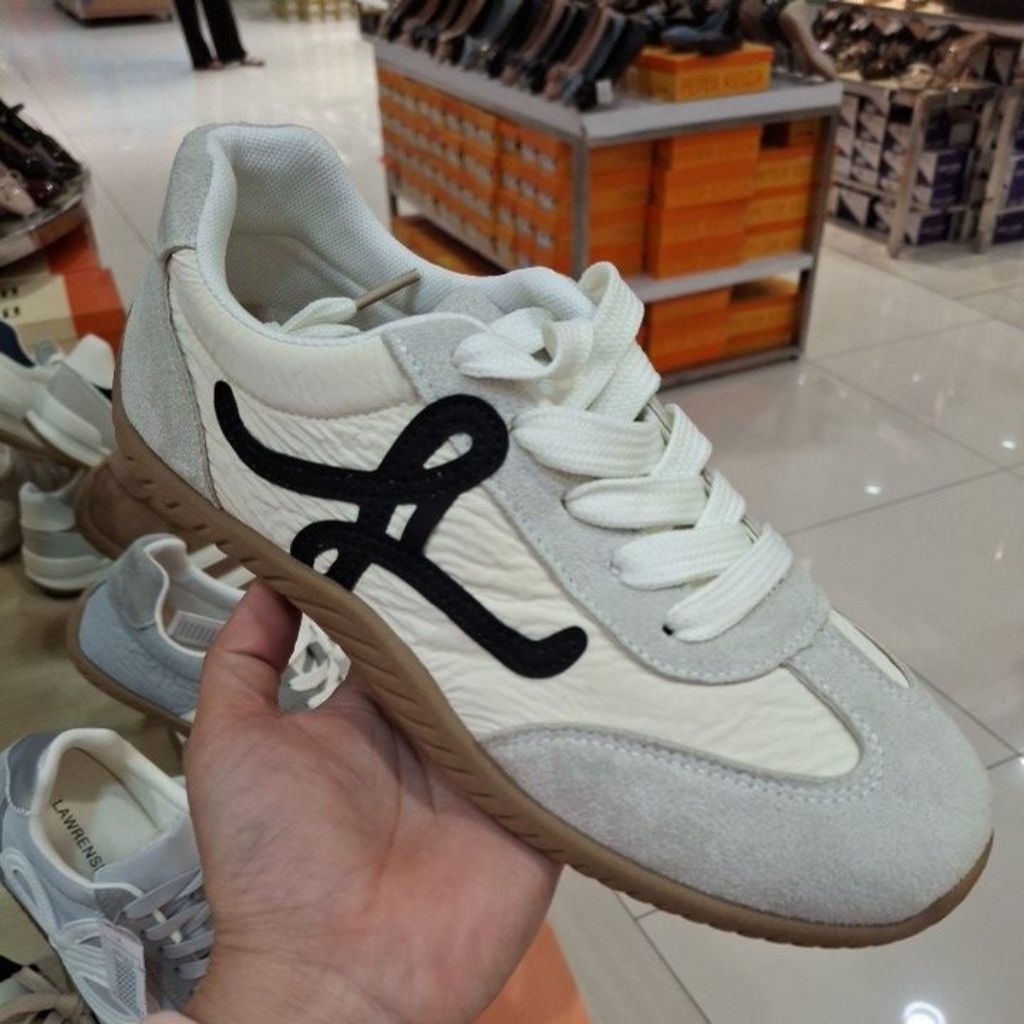 Sepatu sneakers lawrensia