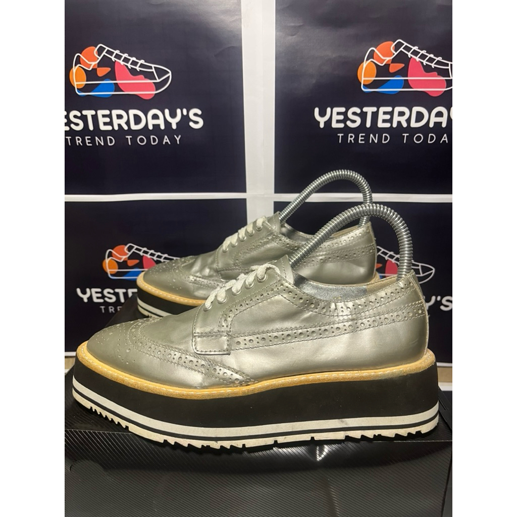 Sepatu Second Prada