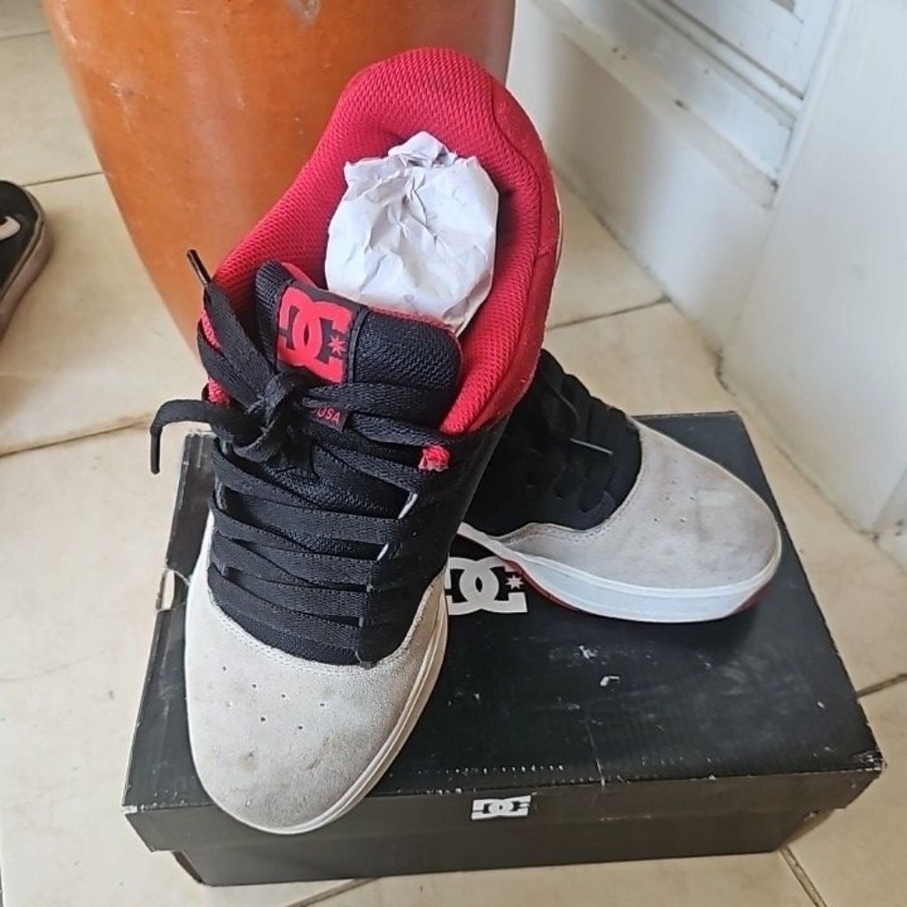Sepatu DC