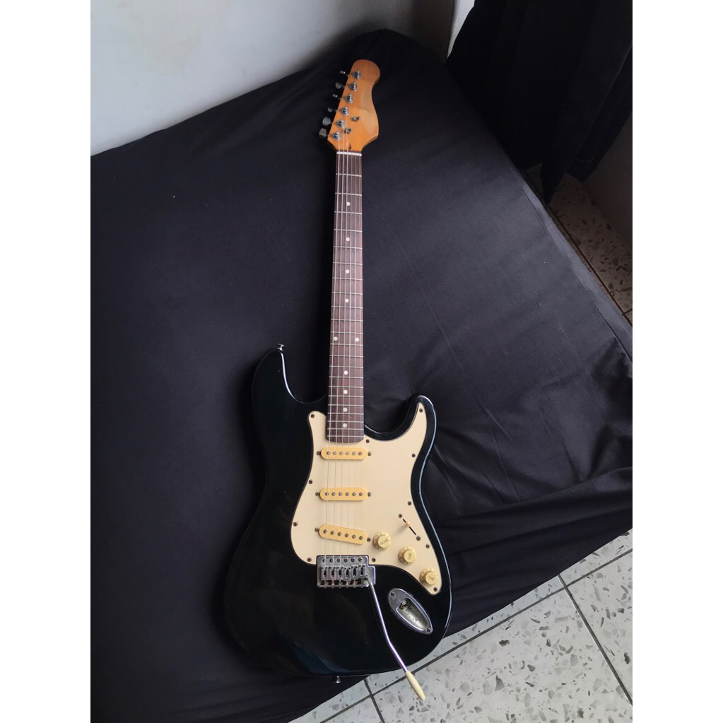 Gitar Elektrik Caraya Stratocaster Second