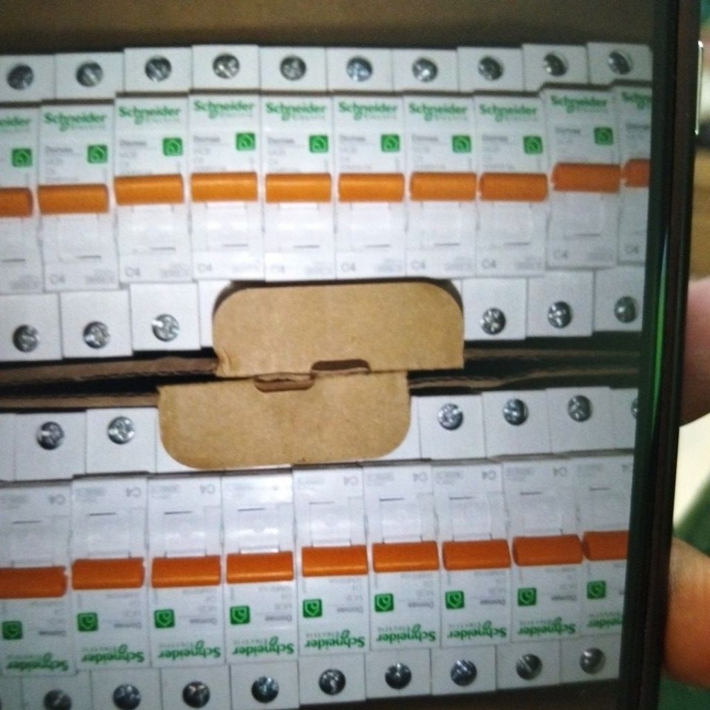 MCB Schneider 1 phase c4 dan c2