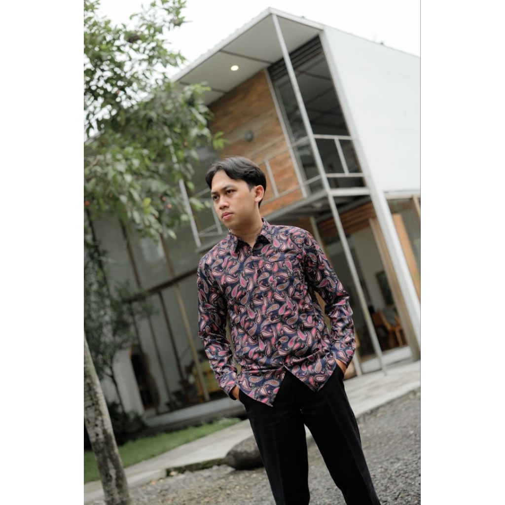 M25 - Kemeja Pria Lengan Panjang Motif Paisley Navy