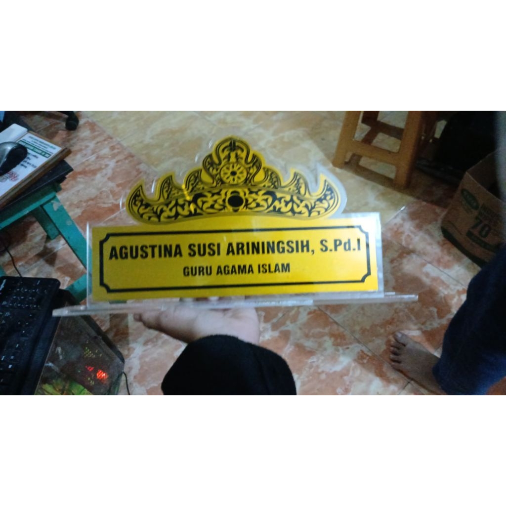 CUSTOM NAMA MEJA AKRILIK SIGER LAMPUNG NAMA MEJA AKRILIK STIKER