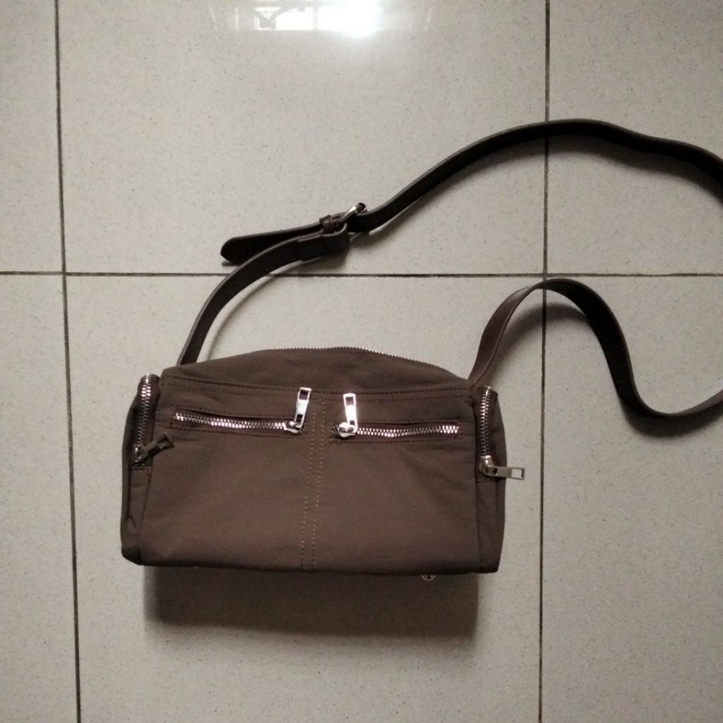 tas selempang coklat tua