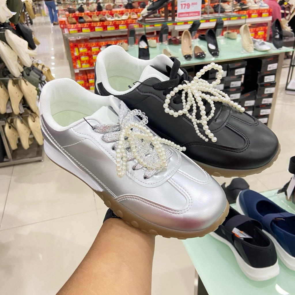 Sepatu Sneakers Wanita Nevada