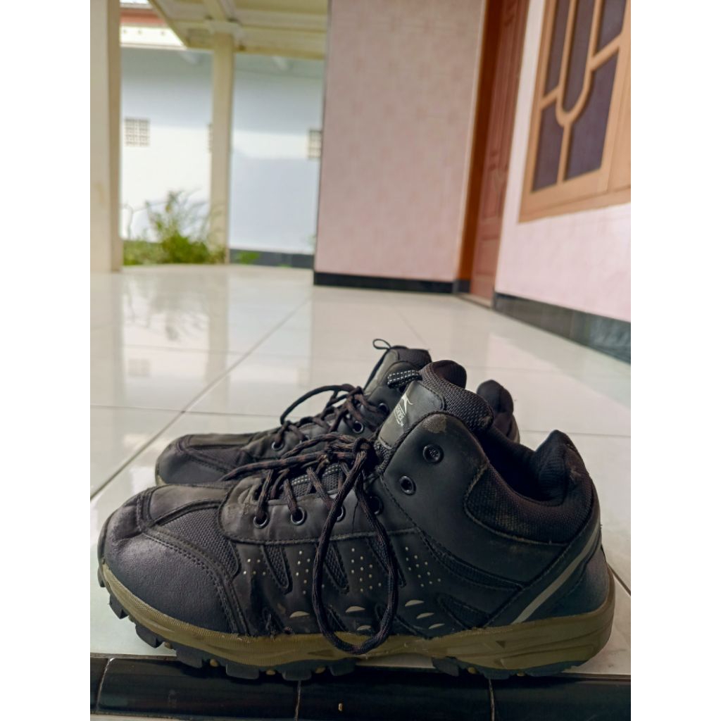 SLAZENGER Sepatu Outdoor Gunung  Size 44/43