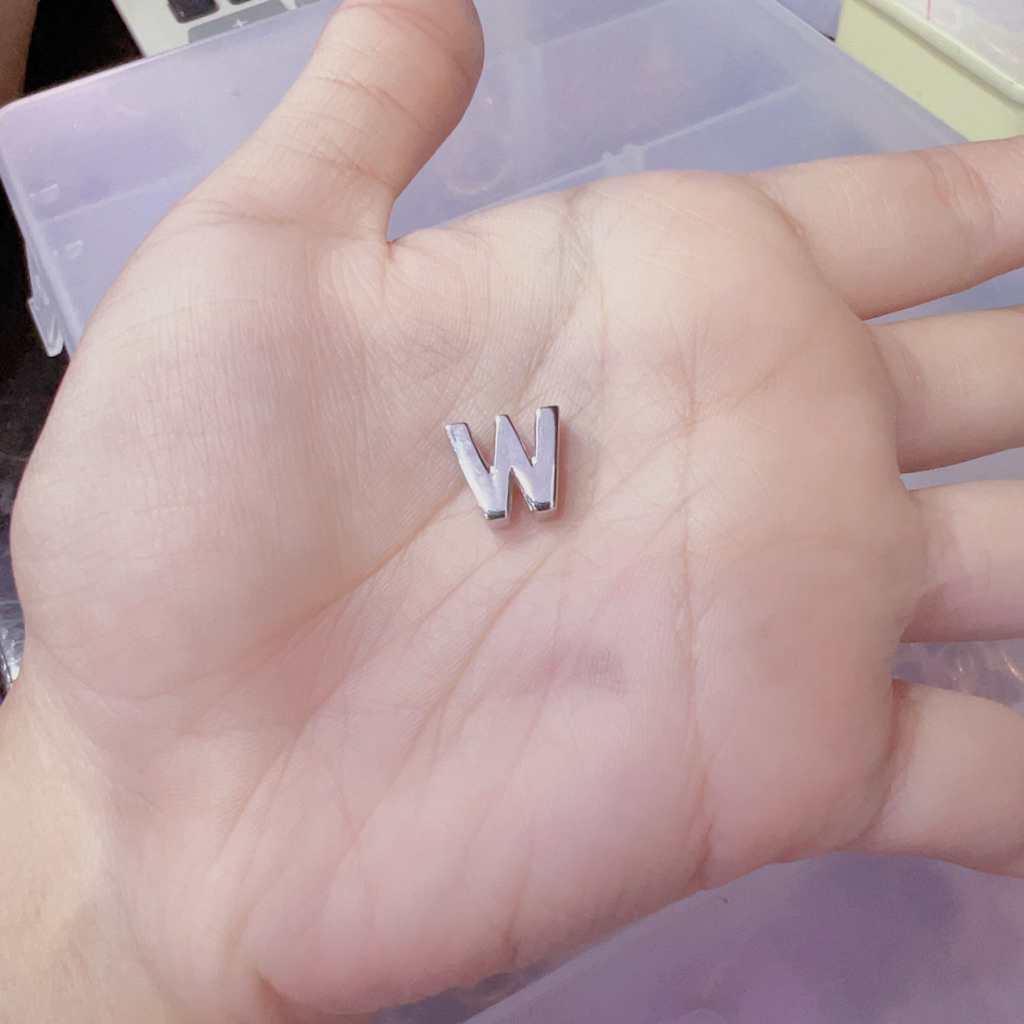 LIONTIN NAGITA HURUF W WHITEGOLD 17K