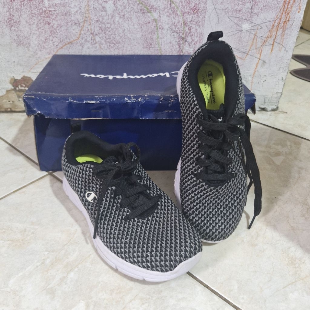 Preloved sepatu sneakers champion