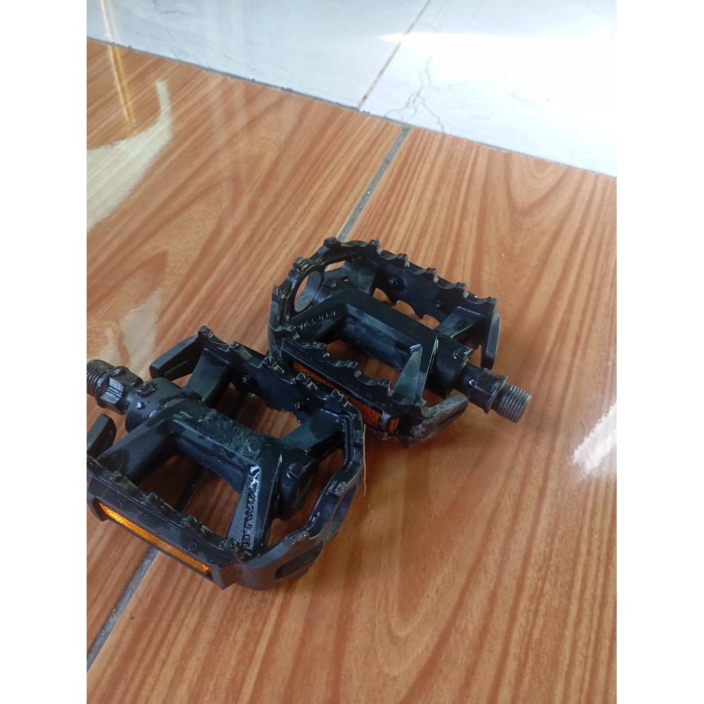 pedal sepeda bekas copotan triban btwin decathlon