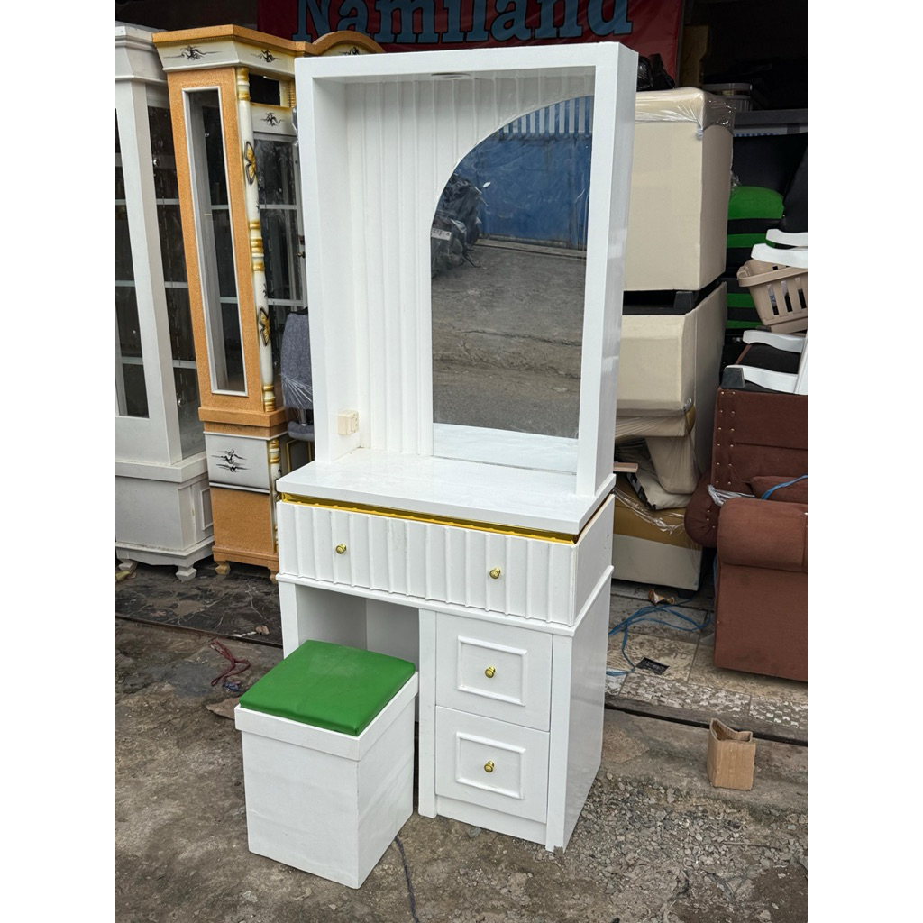 Meja rias Diva Ada lampu Laci pakai rel Ukuran P80 L40 T190