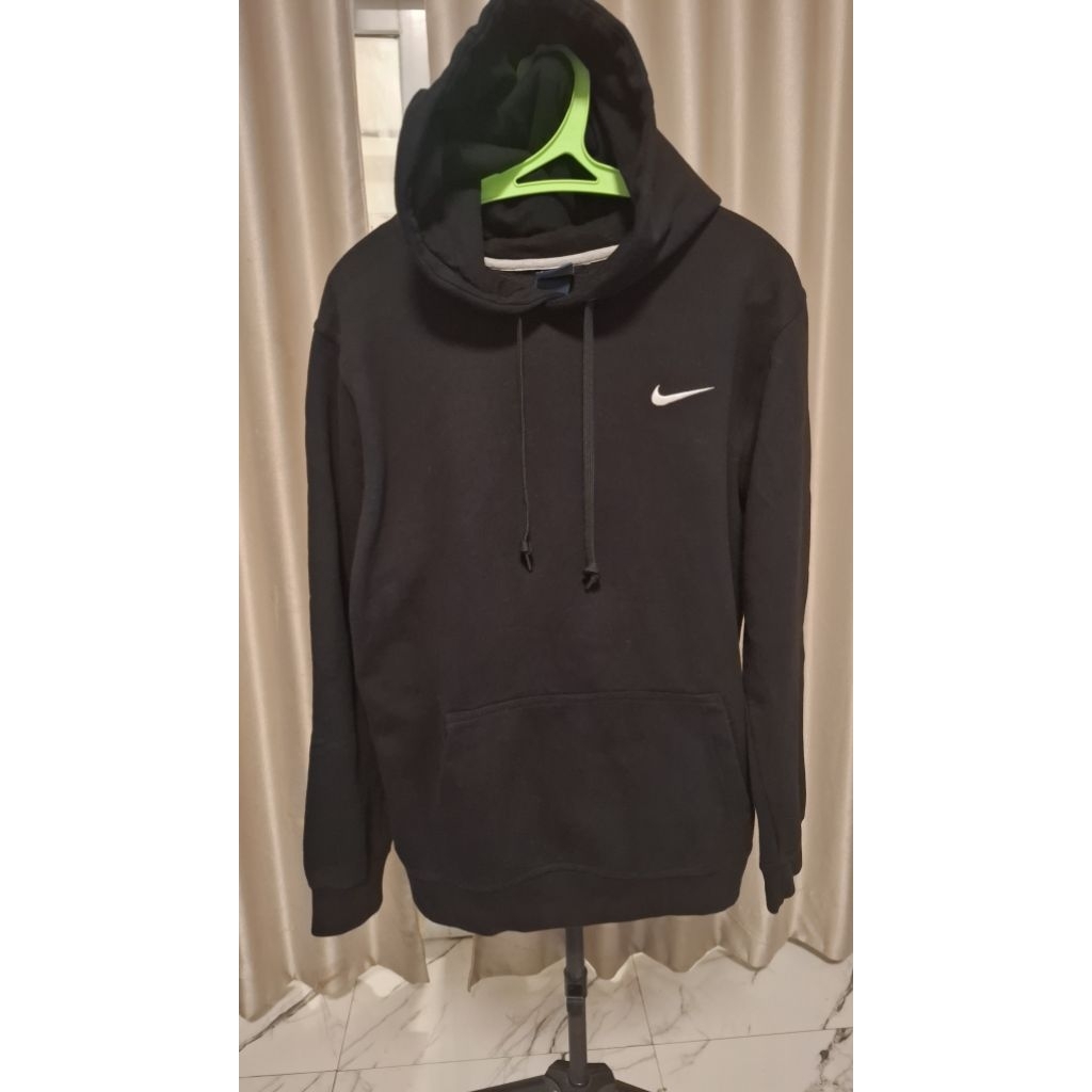 Hoodie Nike Original Warna Hitam Pekat Kondisi Masih Kaya Baru, Size M fit L Made In Pakistan