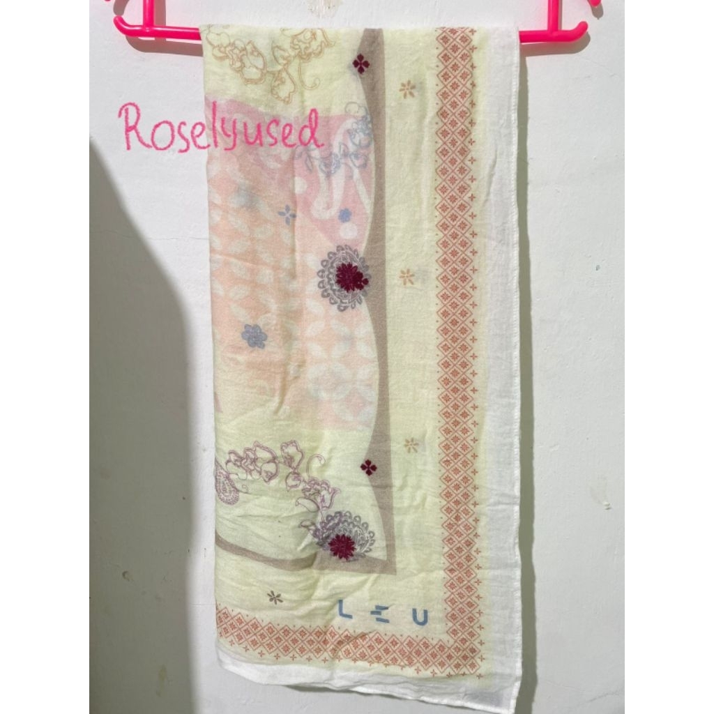 Preloved leu viscose hijab kenanga beige