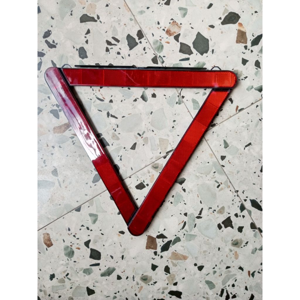 segitiga pengaman mobil