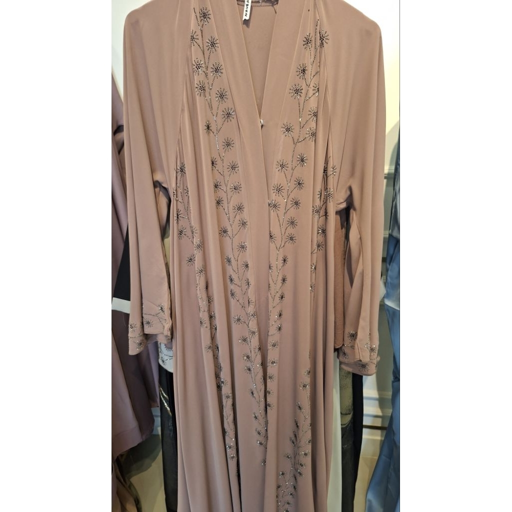 abaya dubai naura