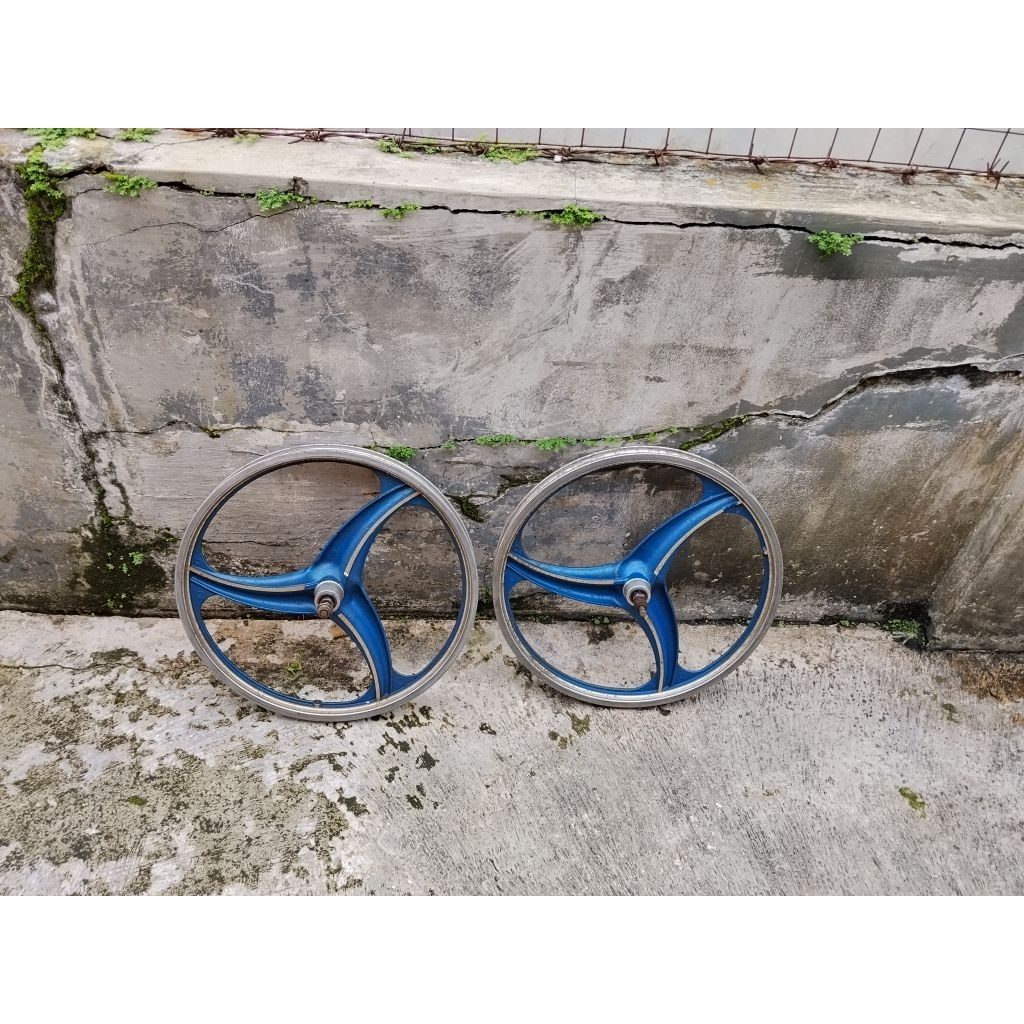 Sepasang velg kipas alloy racing tiga Sepeda ban 20' depan belakang apik good condition