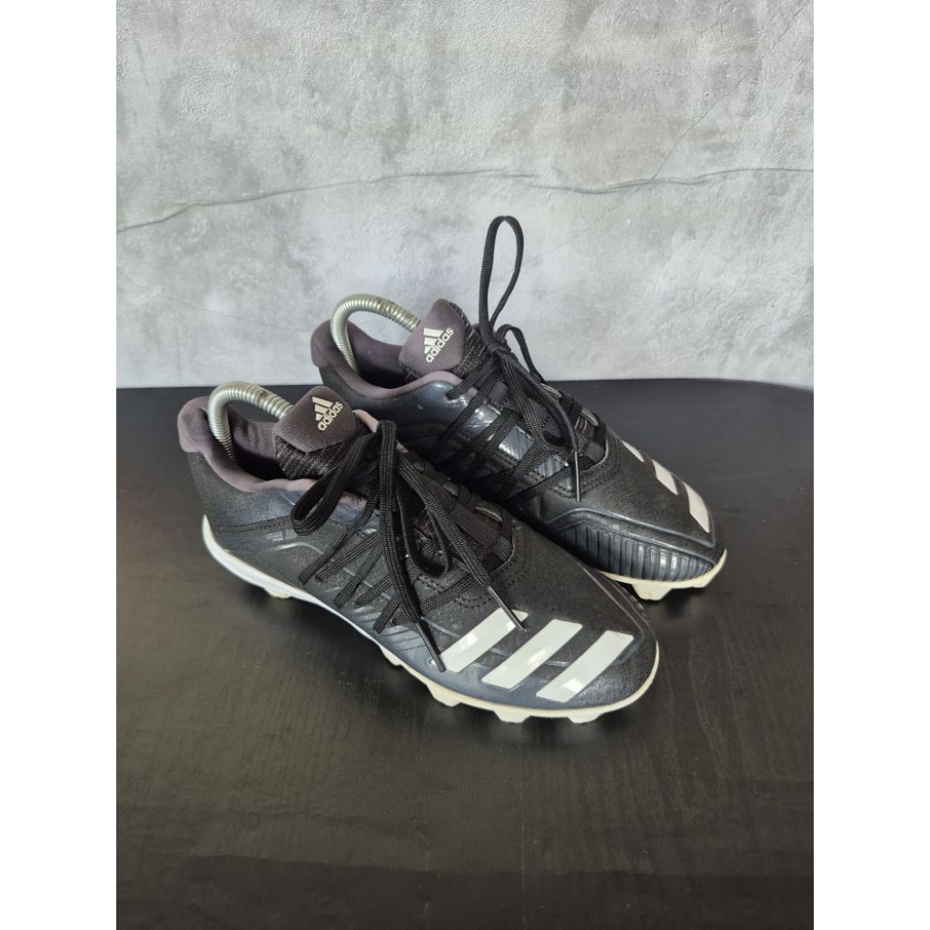 Sepatu baseball Adidas