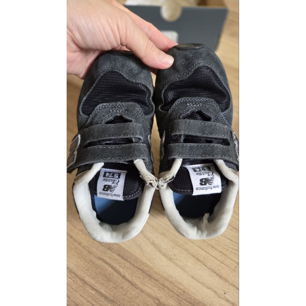 Preloved NEW BALANCE KIDS PV574EVB WIDE LARGE/ EUR 30