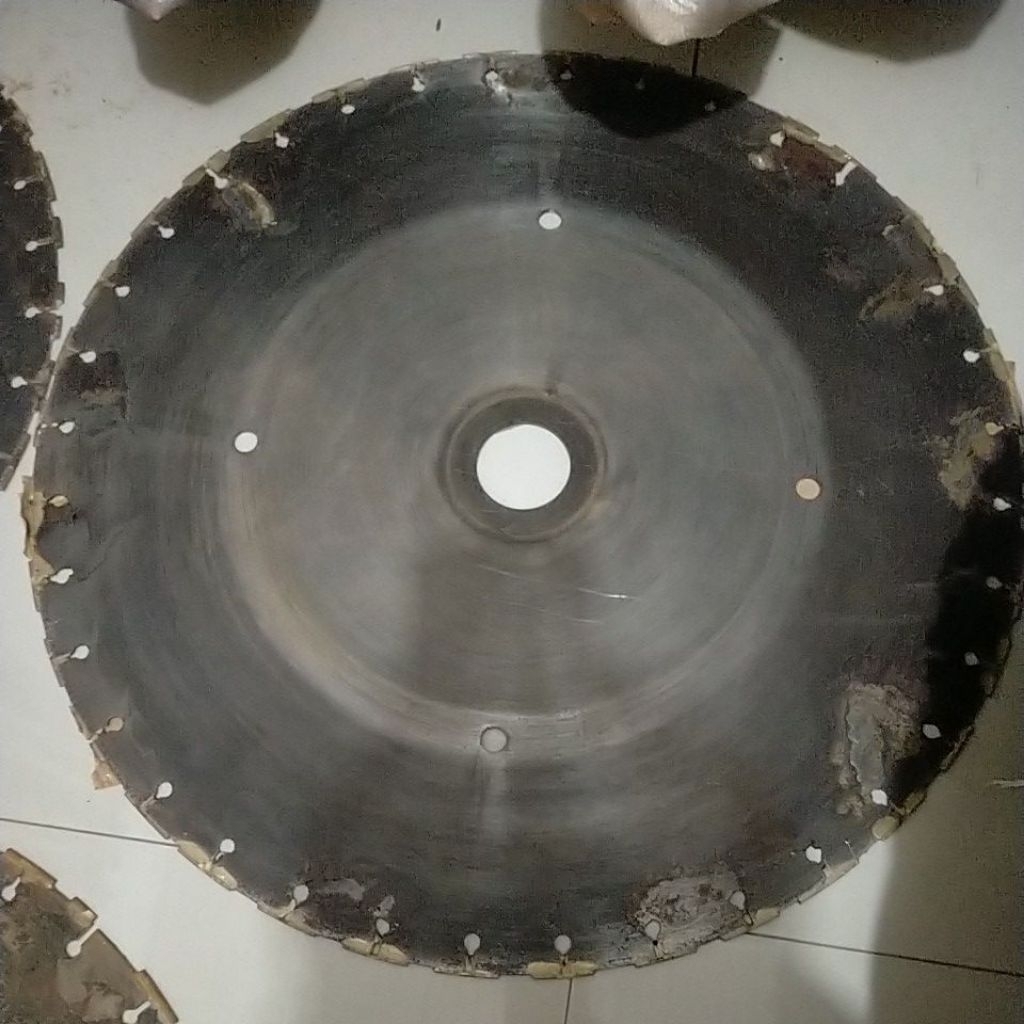 gergaji batu/somel batu bekas bahan pisaul/pande besi