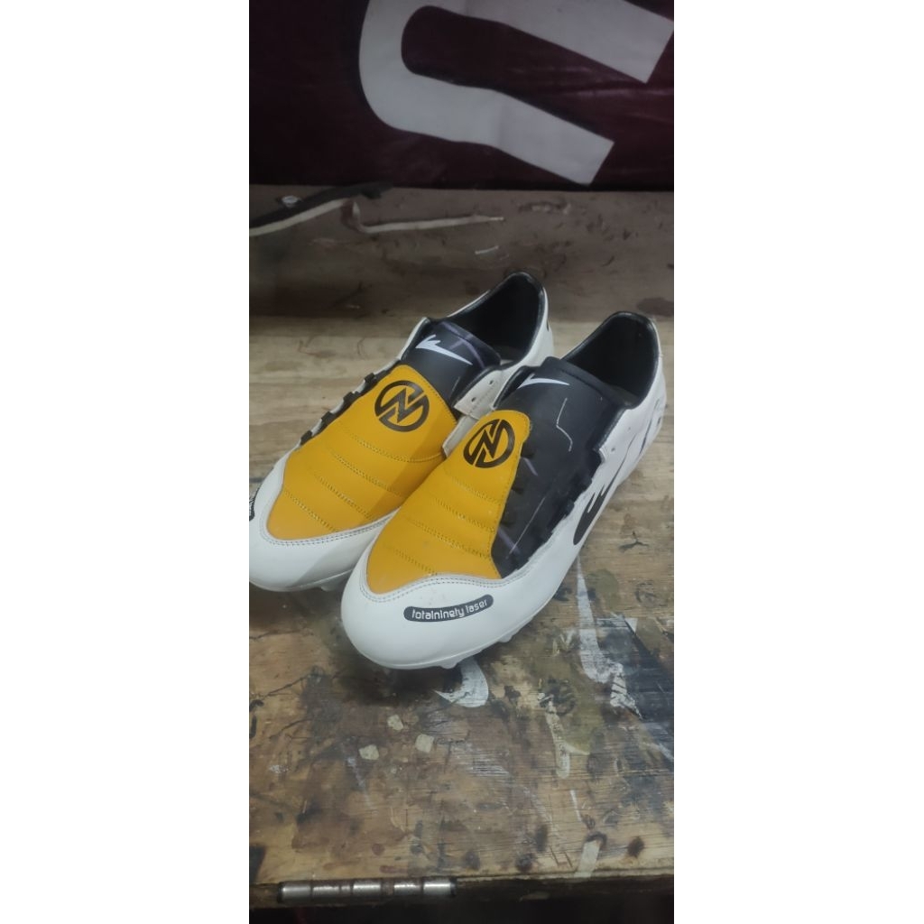 sepatu bola kulit asli