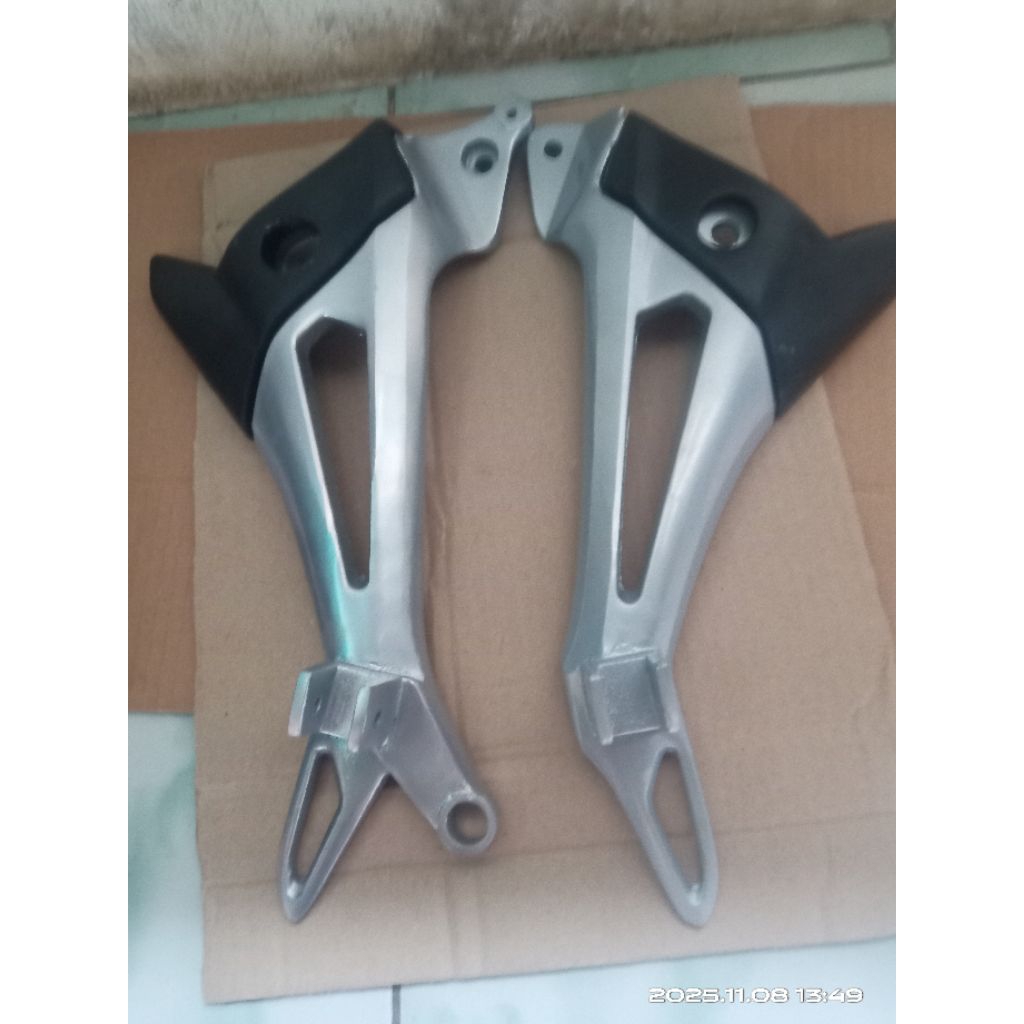 Dudukan footstep supra x 125 non cakram silver kw super